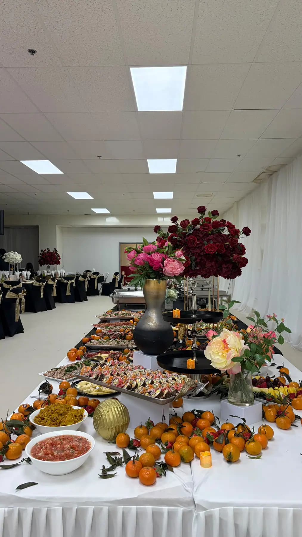 Grand buffet Tsak Tsak décoré de fleurs et de clémentines
