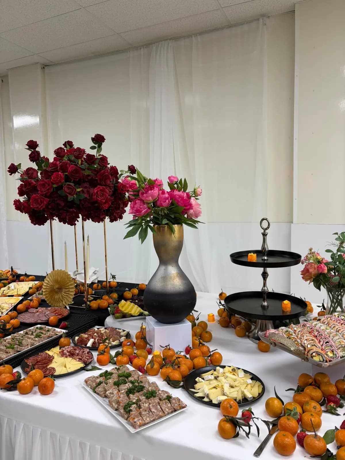 Buffet Tsak Tsak garni de bouchées et de fleurs