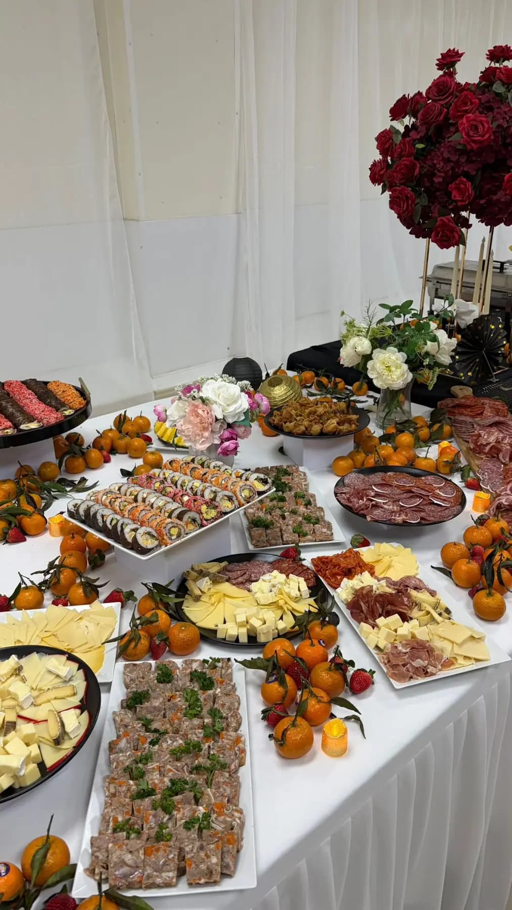 Table de sushis, charcuteries et fromages préparée par Tsak Tsak