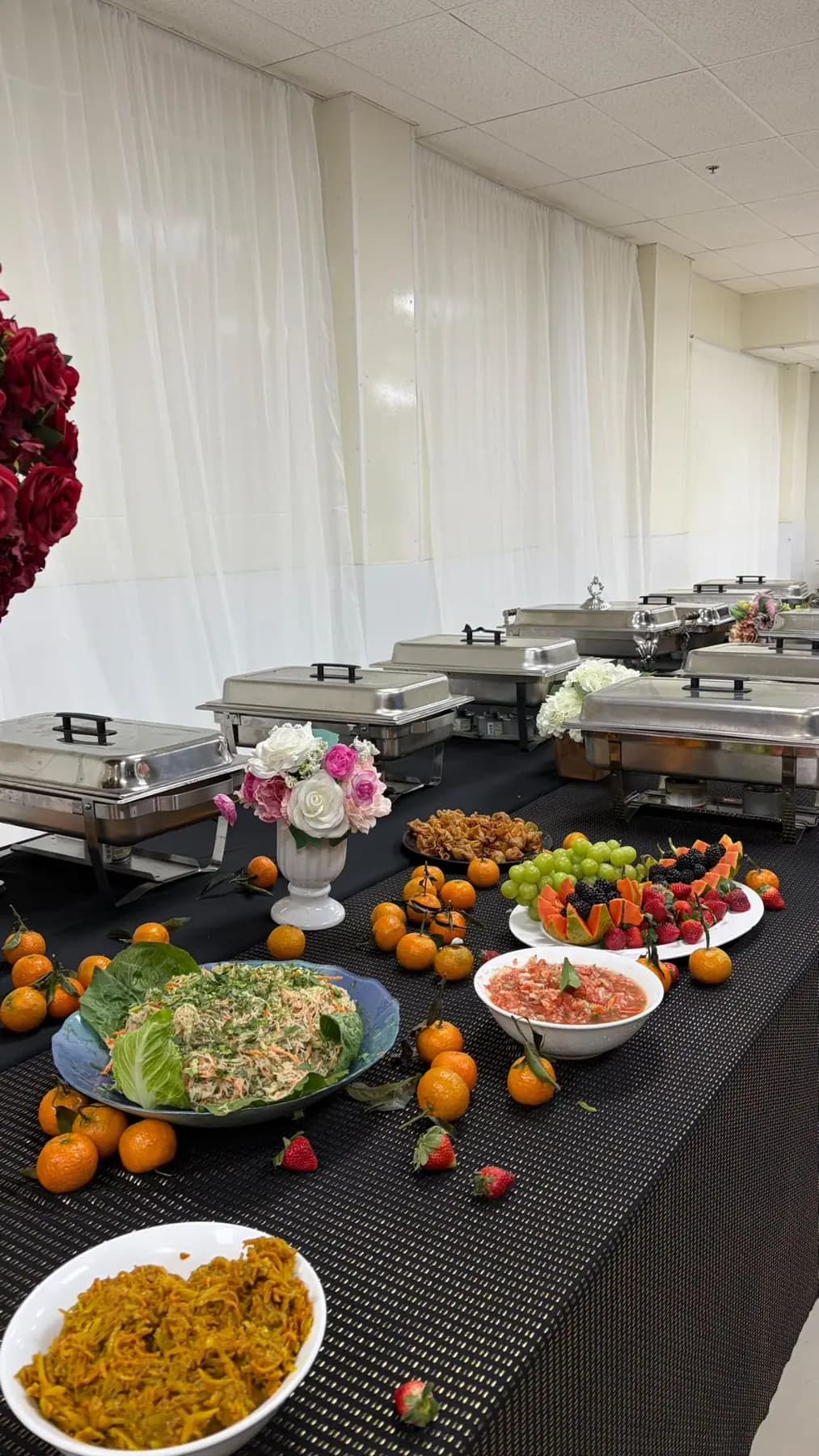 Buffet chaud Tsak Tsak avec salades, fruits et bouchées