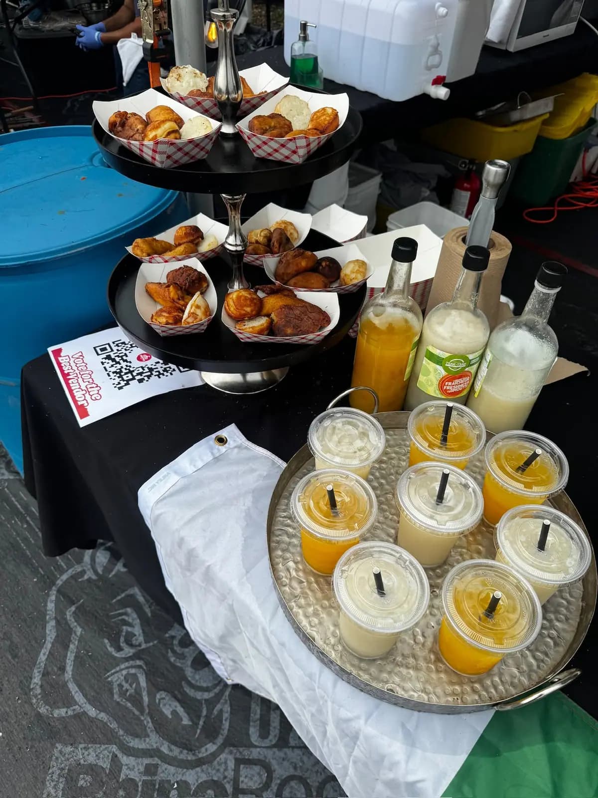 Plateau de jus maison et présentoir de bouchées frites