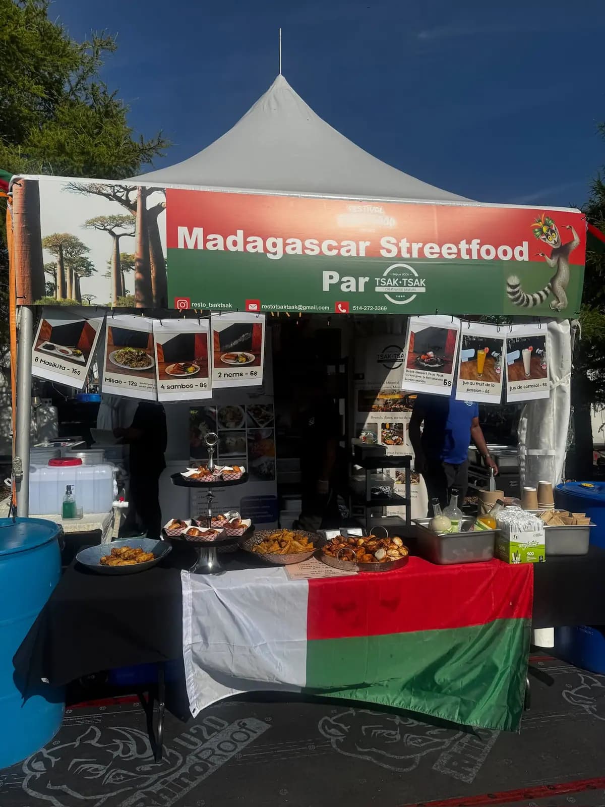 Kiosque Tsak Tsak « Madagascar Streetfood » sous une tente, au Festival Street Food