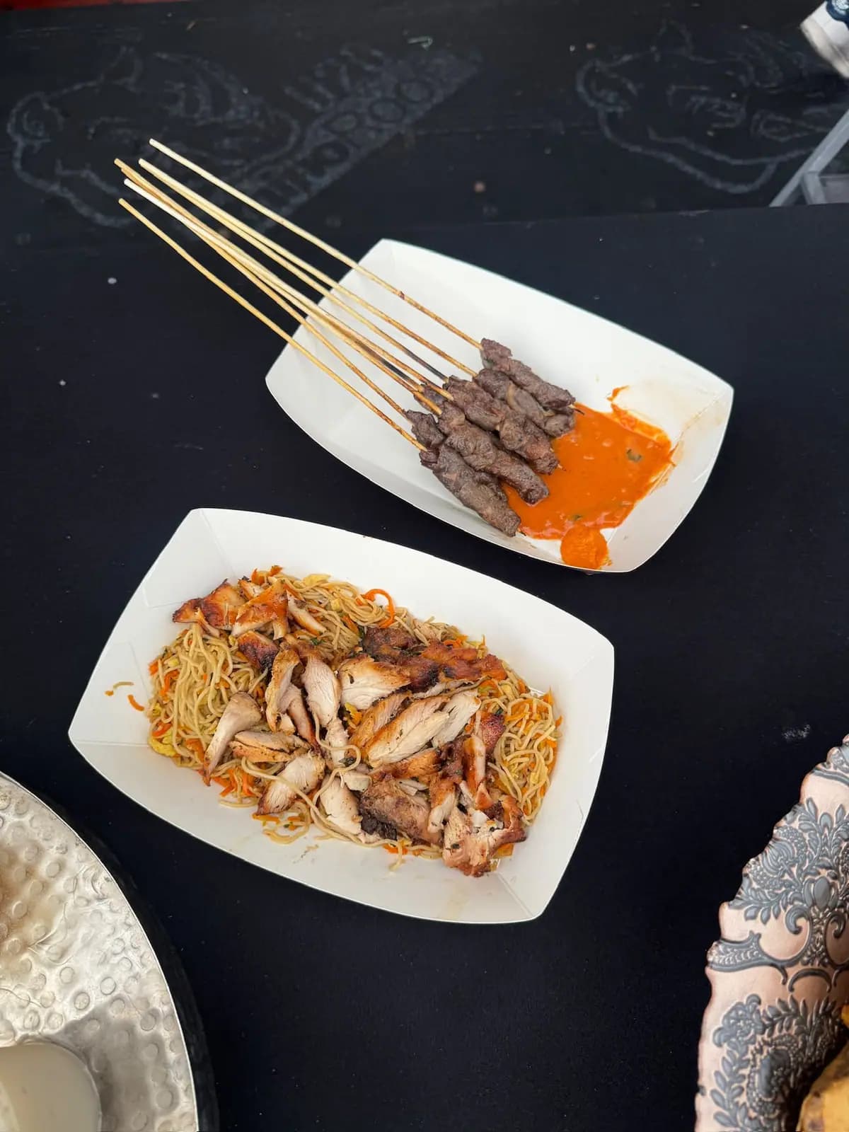 Nouilles sautées au poulet grillé et brochettes de bœuf, sauce piquante