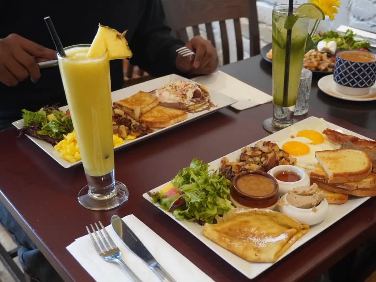Un brunch Tsak Tsak généreux servi à table
